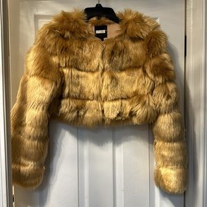 KISS ME IF YOU CAN 😘 FUR CROP JACKET